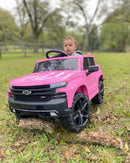 Mini caminhonete elétrica rosa com portas que abrem, ideal para crianças pequenas, proporcionando uma experiência mais realista e divertida